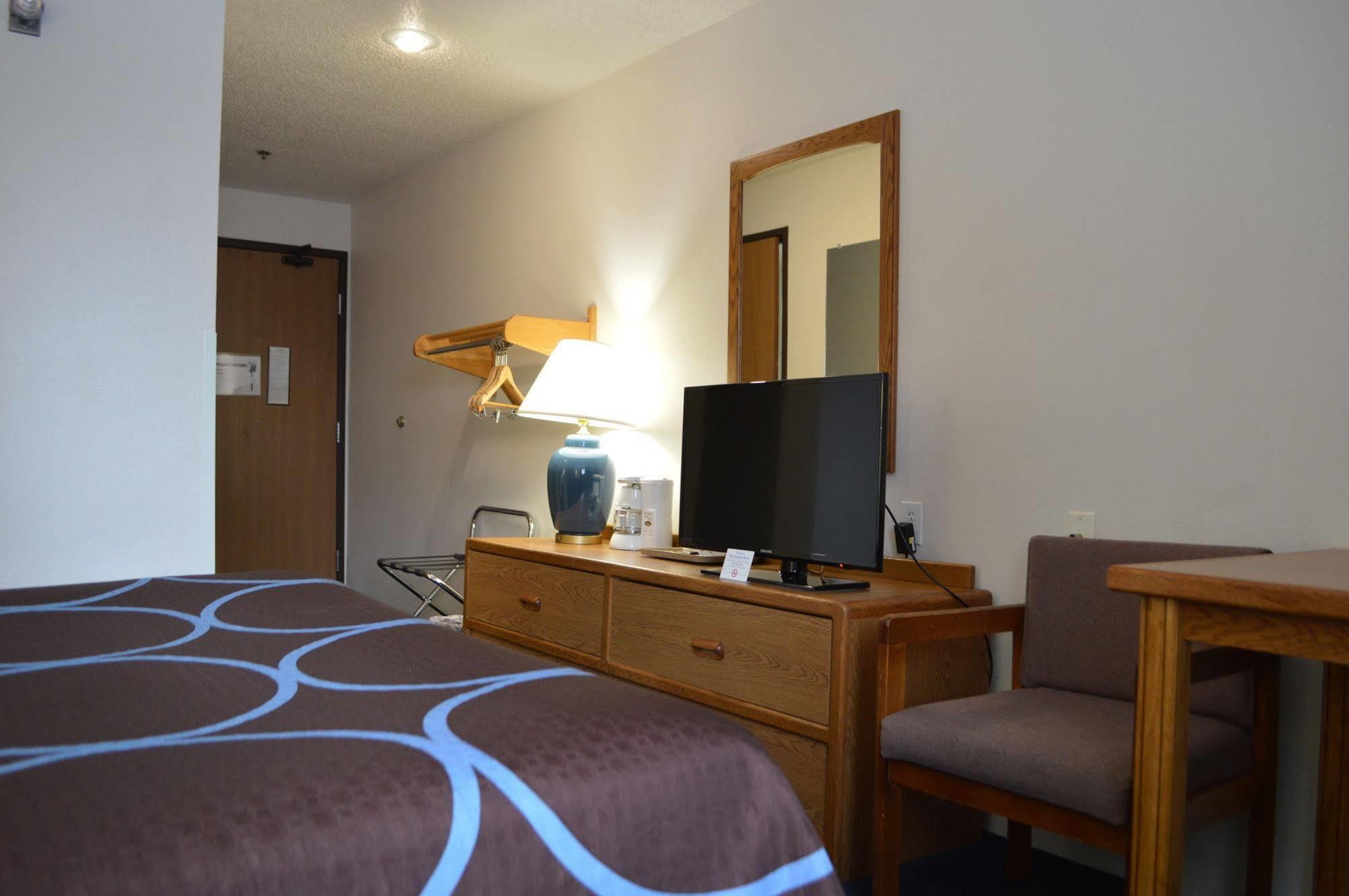Super 8 By Wyndham Park Rapids Hotel Exterior foto