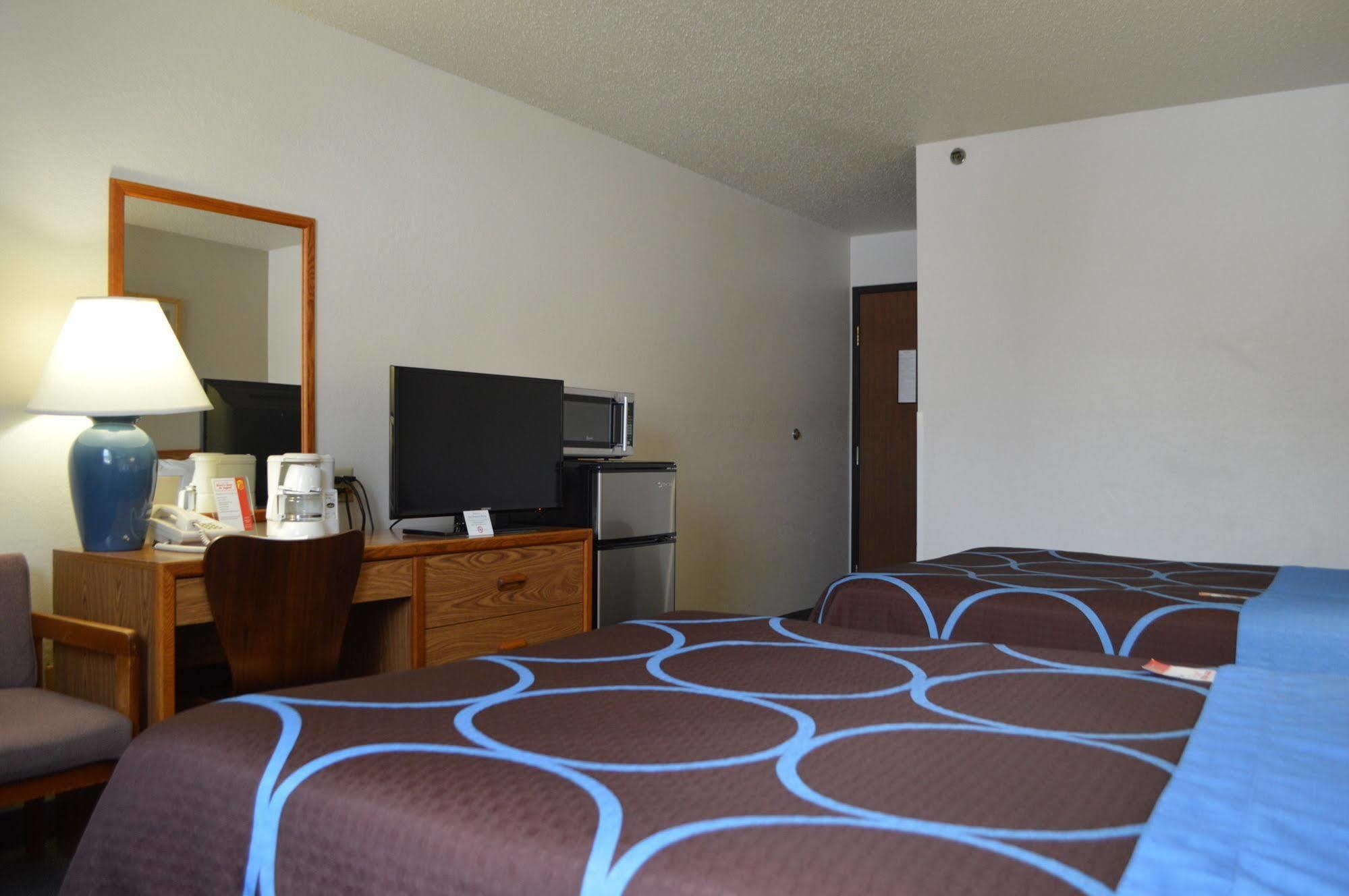 Super 8 By Wyndham Park Rapids Hotel Exterior foto